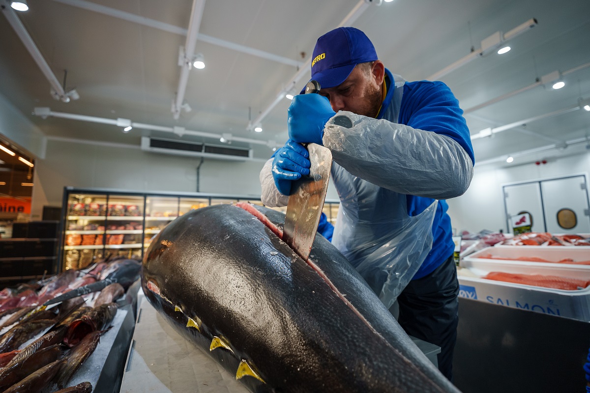 Evenimentul de reinaugurare al raionului de pește din Metro Băneasa a fost marcat prin tranșarea unui ton Bluefin de peste 300 kg.
