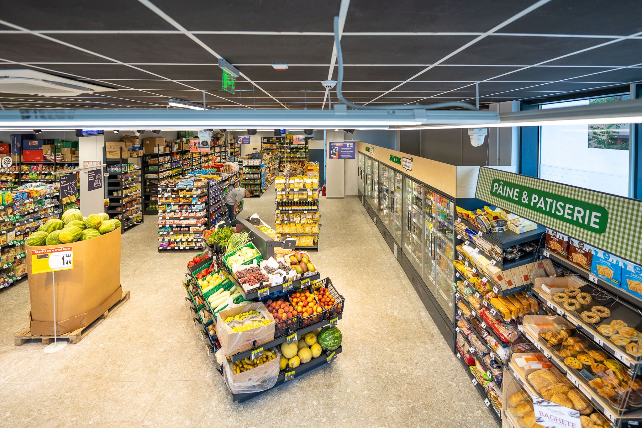 Interiorul unui magazin Carrefour Express.