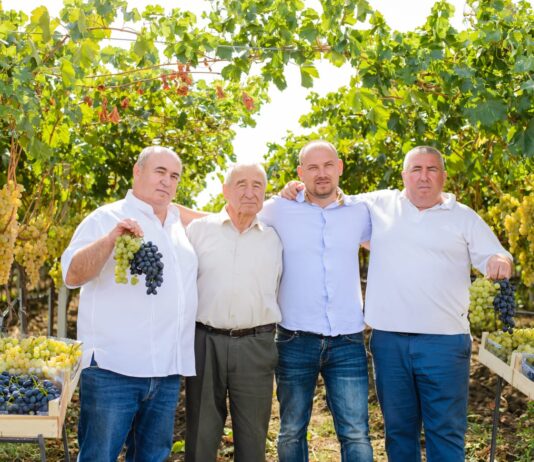 Eduard Țîgulea, Prodfruct Nectar, Republica Moldova: “România este o piață importantă pentru strugurii, caisele sau căpșunile produse de noi” Eduard Țîgulea (Director, Prodfruct Nectar SRL), Vasile Țîgulea (tatăl), Sergiu Țîgulea (frate), Viorel Țîgulea(frate)